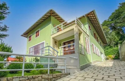 Casa com 3 quartos em condomínio no quebra frascos, teresópolis.