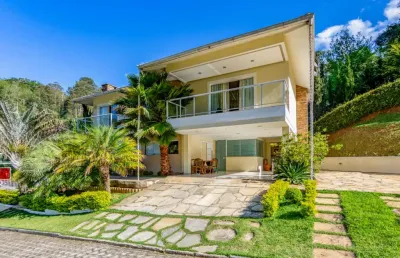 Casa com 4 quartos em condomínio em quebra frascos, teresópolis.