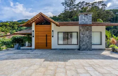 Casa com 3 quartos em condomínio no comary, teresópolis.