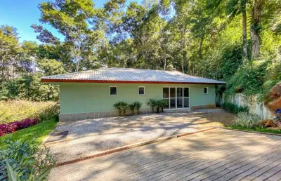 Casa com 2 quartos em condomínio em araras, petrópolis.