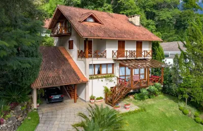 Casa com 5 quartos em condomínio em quebra frascos, teresópolis.