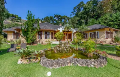 Casa com 6 quartos em condomínio no quebra frascos, teresópolis.