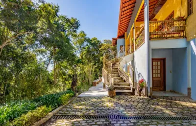 Casa com 4 quartos em condomínio em quebra frascos, teresópolis.
