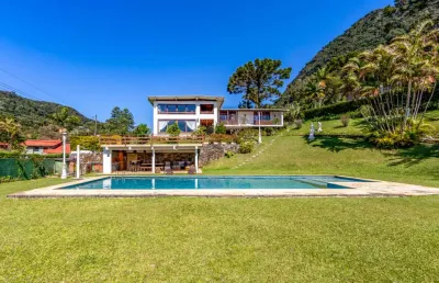Casa com vista para o lago comary, no condomínio da cbf, em teresópolis.