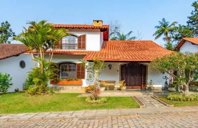 Casa com 3 quartos, em condomínio, próximo ao centro
