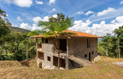 Casa em construção com 4 quartos no quebra frascos, teresópolis