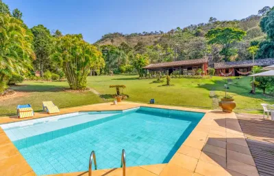 Casa linear com 6 quartos, riacho privativo, no vale da boa esperança.