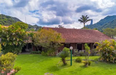 Casa linear com 5 suítes no bairro comary, teresópolis