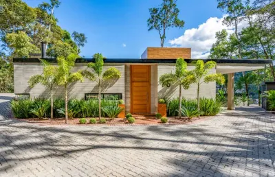 Casa com 3 quartos em condomínio no parque do imbuí, teresópolis.