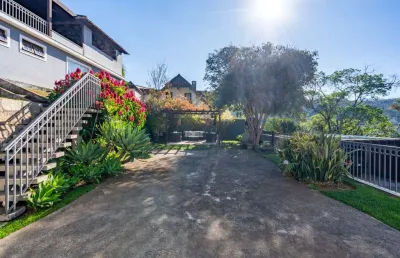 Casa com 4 quartos em condomínio em bonsucesso, petrópolis.