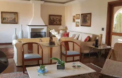 Casa térrea em excelente condomínio, 4 dorms c/ piscina!