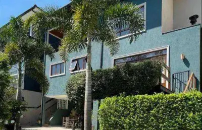 Casa mobiliada com 3 suítes, fundos p/ mata, aquecimento solar!