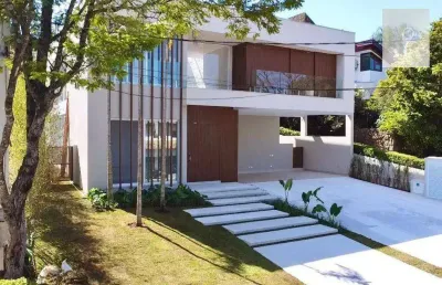 Casa nova de altíssimo padrão com finos acabamentos em condomínio com ótima localização!