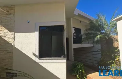 Casa com 3 quartos para alugar no Jardim Elvira Dias, Poços de Caldas 