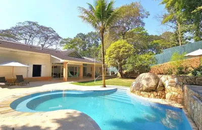 Casa com 4 suítes, casa de hóspedes e área gourmet completa por r$3.950.000,00.