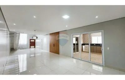 Casa sobrado 3 quartos completo no condomínio reserva real em paulínia: elegância e conforto