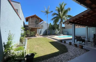 Casa à venda com 01 suíte e 02 dormitórios, 260m2 de área total, averbada, piscina e casa na árvore, no bairro santo antônio.