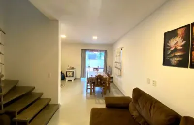 Sobrado novo com 145,41m2 com 01 suíte e 02 dormitórios no centro de piçarras.