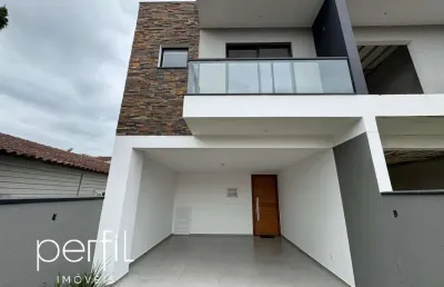 Sobrado a venda com três quartos sendo uma suíte no bairro saguaçu - joinville/ sc