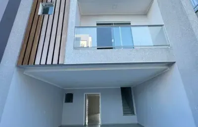 Sobrado com 3 dormitórios sendo 1 suíte com 216m2 no bairro costa e silva - joinville, sc