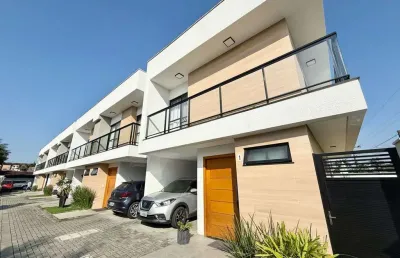 Sobrado geminado em condomínio fechado com três quartos sendo uma suíte no bairro glória - joinville/ sc