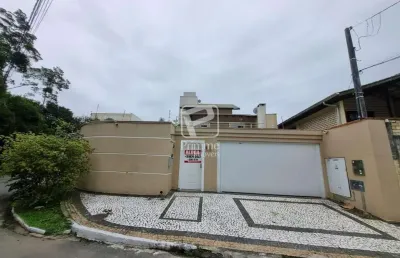 Casa de 3 pisos com piscina na praia dos amores, praia dos amores, balneário camboriú - sc