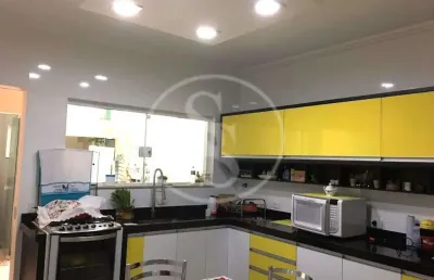 Sobrado à venda no bairro dos casa com 167m², 2 dormitórios por r$700.000,00 / ref. so1088