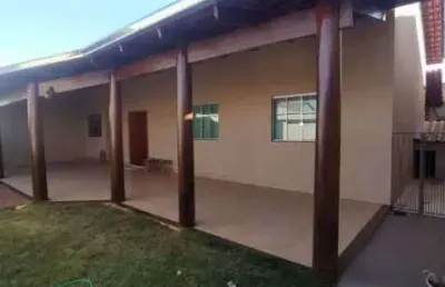 Vendo casa com 3 quartos, semdo 1 suite, 1 banheiro social sozinha no lote semi-mobiliada, 3 vagas