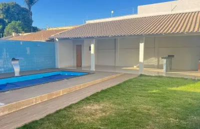 Vende-se casa com 3 quartos sendo 1 suite,⁠ com churrasqueira e lavabo, piscina grande, papillon pa