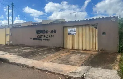 Vende-se casa com 3 quartor 1 banheiro social, cozinha, área gourmet, área grande em volta do imóve