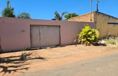 Vendo casa com 2 quartos sendo 1 banheiro social, 2 vagas,  quintal bem amplo, 250m², residencial a