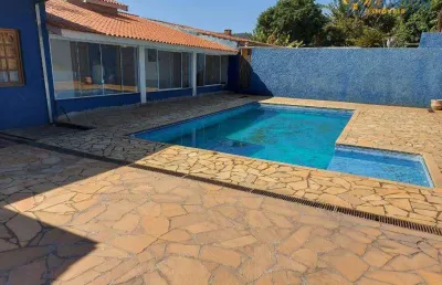 Chácara com 2 suítes e área de lazer completa em condomínio fechado, rio abaixo, atibaia/sp