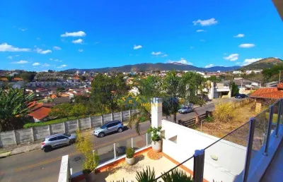 Sobrado moderno à venda com 3 suítes no jardim paulista, atibaia - vista para a pedra grande