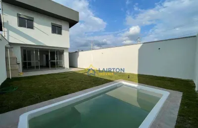 Espaçosa casa de 3 quartos à venda por r$ 690.000 com piscina e varanda gourmet - jardim das cerejeiras, atibaia/sp
