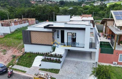 Casa de alto padrão com 3 suítes e piscina em condomínio fechado em atibaia