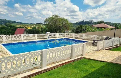 Chácara espaçosa à venda em caiocara, atibaia - 3 dormitórios com piscina e vista para o vale