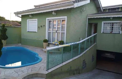 Casa à venda com 3 dormitórios, área gourmet e piscina em atibaia