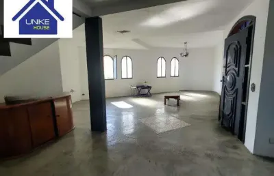 Sobrado com potencial incrível em rua segura: ideal para sua família!