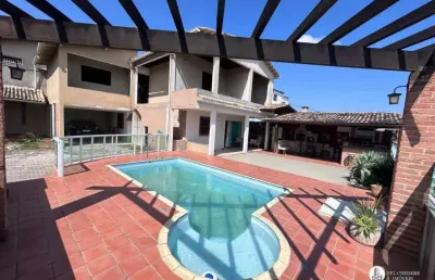 Casa duplex à venda 5 quartos sendo 4 suítes lazer com área gourmet, piscina,churrasqueira ,bairro itapebussu - guarapari-es