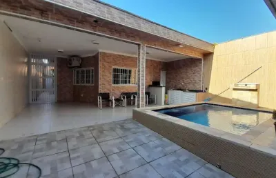 Casa térrea com 3 dorms, 1 suite, à venda, 240 m² at, 128 m² ac, piscina, churrasqueira, quadra da praia, por r$ 1.300.000 - solemar - praia grande/sp