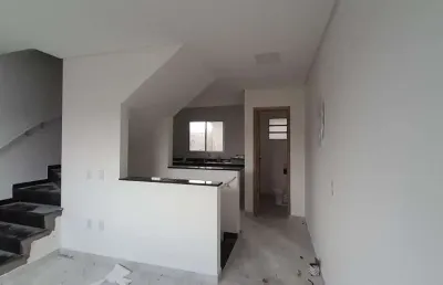 Sobrado triplex, novo, com 2 suítes à venda, 82 m² área privativa, entrada independente, 2vg, churrasqueira, por r$ 450.000 - mirim - praia grande/sp