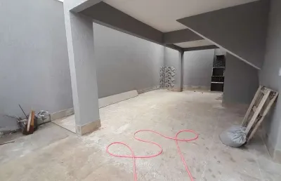 Sobrado triplex, novo, com 2 suítes à venda, 87 m² área privativa, entrada independente, 3vg, churrasqueira, por r$ 550.000 - mirim - praia grande/sp