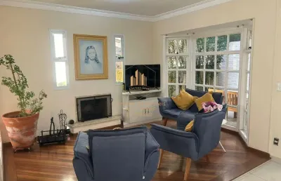 Casa em condomínio com 4 quartos (2 suítes) á venda