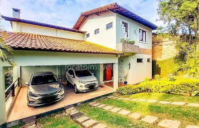 Casa 4/4, 2 vagas , ampla área verde , condomínio chalés do imperador