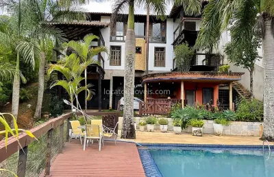 Casa com 4 suítes com piscina e sauna em condomínio fechado.