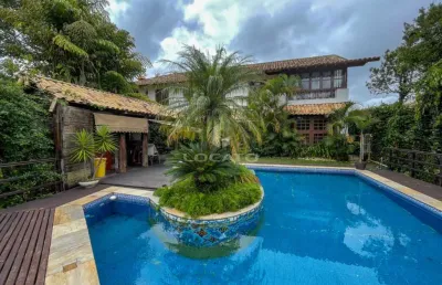 Charme, sofisticação e natureza: casa com 4 dormitórios, piscina e vista deslumbrante