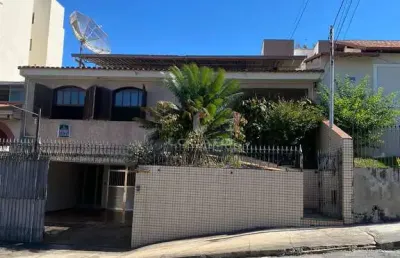 Casa 3 quartos com suíte, edícula, consultório e 4 vagas de garagem