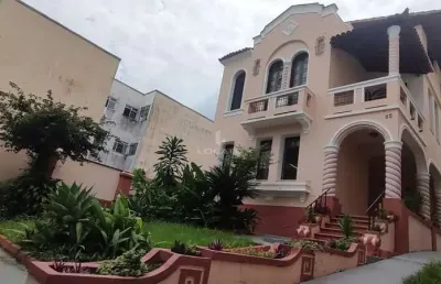 Casa duplex com 5 quartos, sendo 1 suíte e vaga para até 5 carros