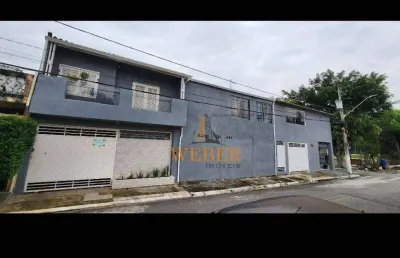 Vende-se uma grande casa com outras 2 individuais no mesmo terreno possibilitando uma bela renda mensal: * casa principal  2 quartos de solteiro  1 ba