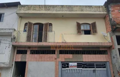 Sobrado 180m2 com 3 casas e salão comercial, ideal para renda.
